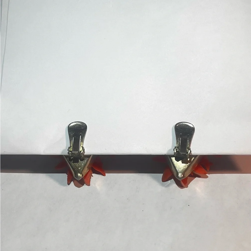 VINTAGE MCM ORANGE FLORAL CLUSTER COSTUME JEWELRY CLIP ON EARRINGS - Picture 3 of 6